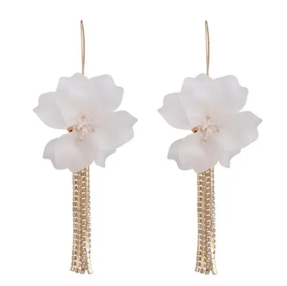 White structured flower rhinestones earrings new